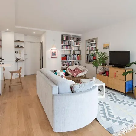 Nice Flat Between Republique And Bastille Париж