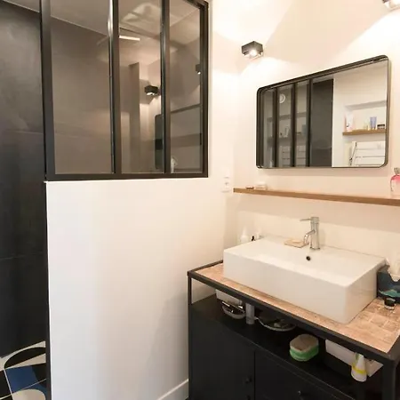 Nice Flat Between Republique And Bastille Париж